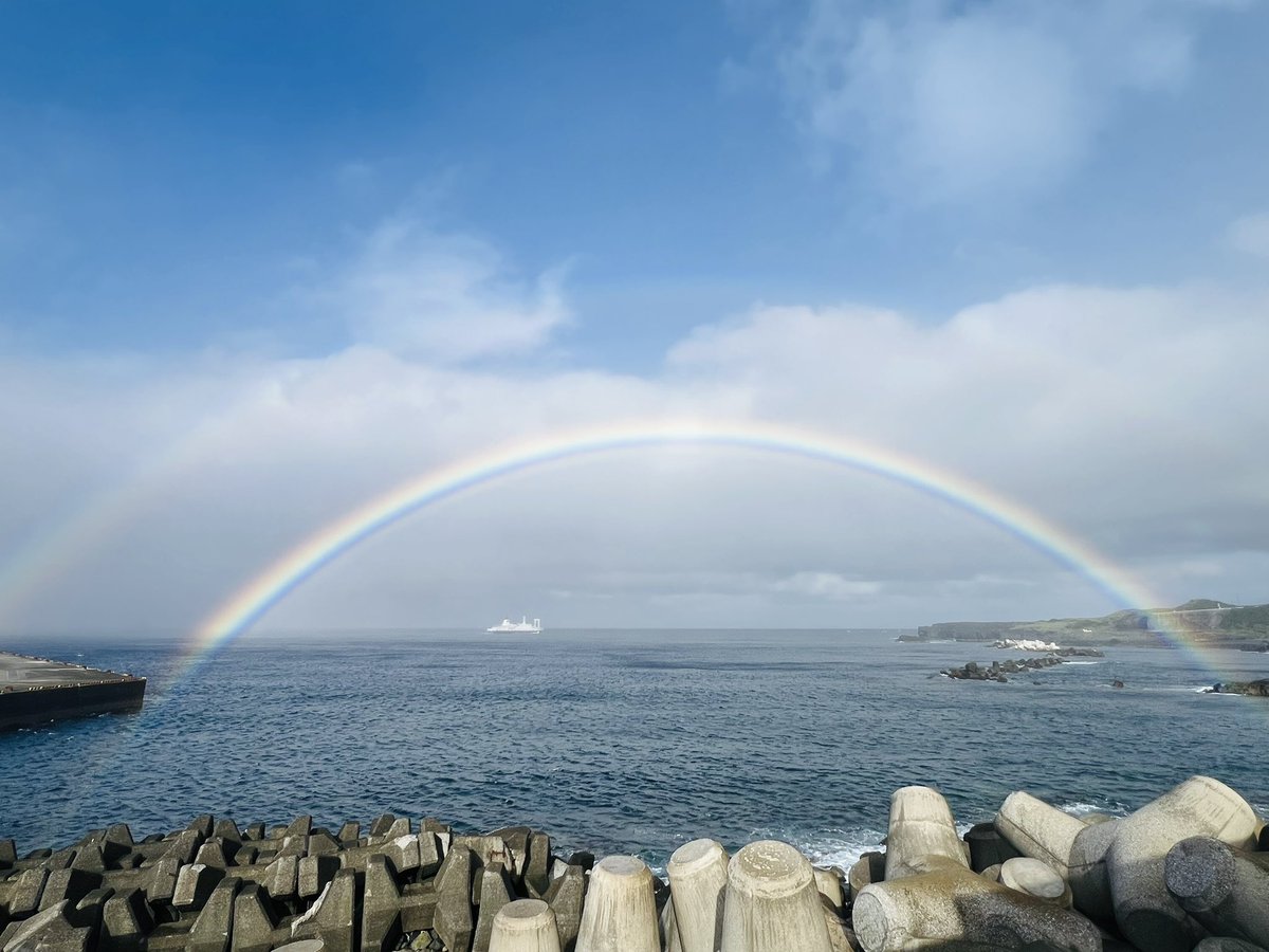 miyakejimaTA's tweet photo. 2026/10/5 本日の虹かかる錆ヶ浜と繰上出航のさるびあ丸
Bon voyage!
道中気をつけて!
#三宅島 #三宅村 #錆ヶ浜 #miyakejimaisland #volcanicisland #miyakejima #東京諸島 #tokyo11shima #虹 #rainbo #さるびあ丸 #東海汽船 https://t.co/mbSFeXV3j2