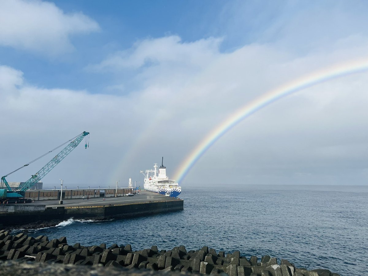 miyakejimaTA's tweet photo. 2026/10/5 本日の虹かかる錆ヶ浜と繰上出航のさるびあ丸
Bon voyage!
道中気をつけて!
#三宅島 #三宅村 #錆ヶ浜 #miyakejimaisland #volcanicisland #miyakejima #東京諸島 #tokyo11shima #虹 #rainbo #さるびあ丸 #東海汽船 https://t.co/mbSFeXV3j2