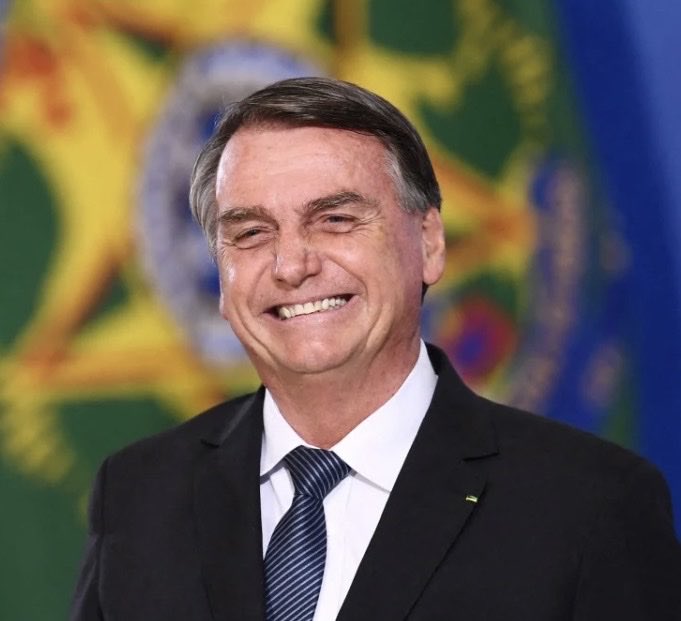 fabifbbr's tweet photo. Menosprezaram, censuraram e prenderam o Jair, mas hoje ele se mostrou o maior vencedor das eleições de 2026. 
@jairbolsonaro segue sendo o maior líder político desse país. 
Apesar de tudo, se mostrou forte e vivíssimo para tristeza de muitos. https://t.co/KY4fYPGilI