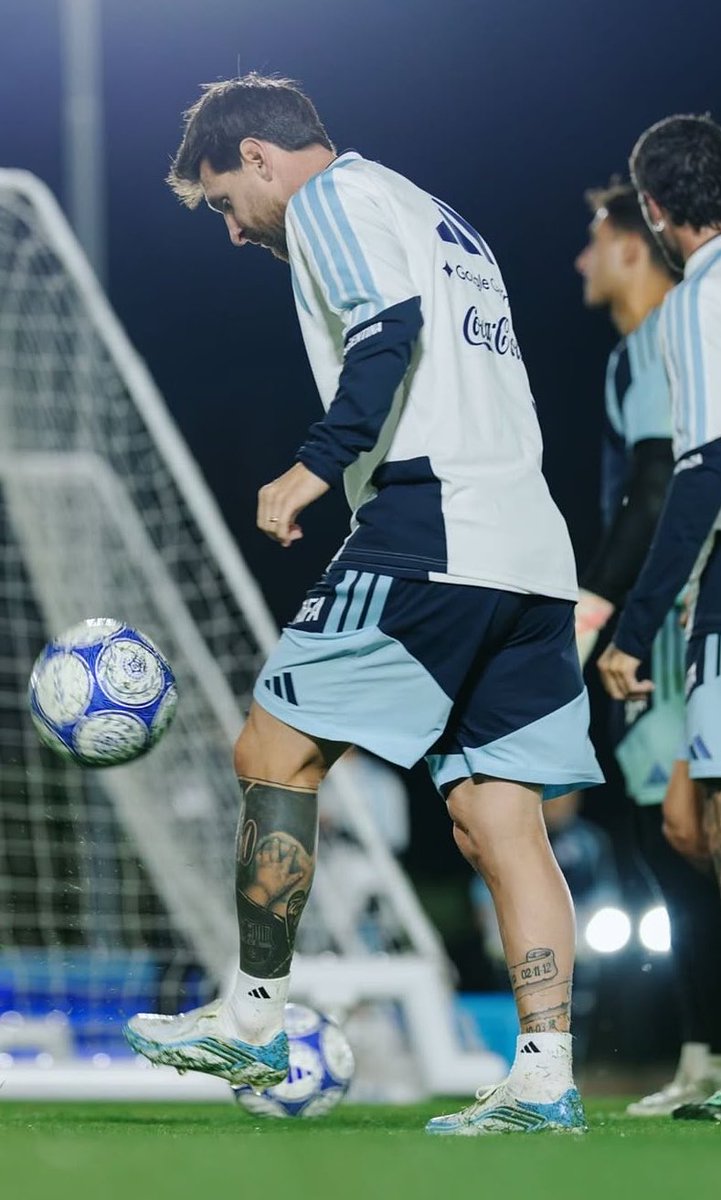 biebrntionx's tweet photo. últimas fotos de messi entrenando con la seleccion, me hace mierd https://t.co/LbtvCyAxDl