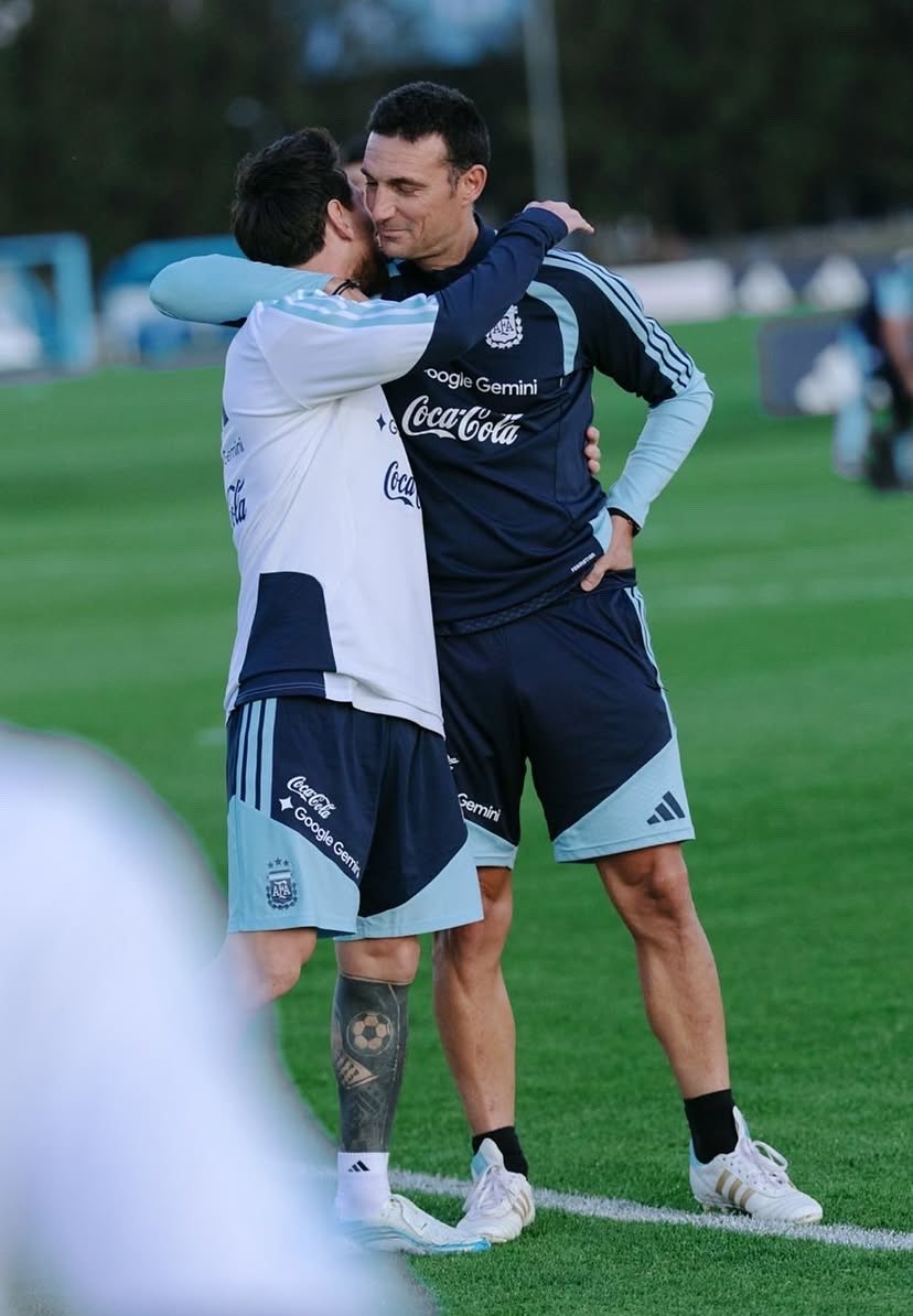 biebrntionx's tweet photo. últimas fotos de messi entrenando con la seleccion, me hace mierd https://t.co/LbtvCyAxDl