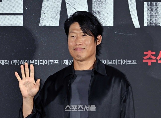 infodrakor_id's tweet photo. Yoo Haejin kena serangan dan ancaman gara gara kontroversi film The Assassin(s)
bahkan kritik terhadap filmnya sampai melebar jadi fitnah, hinaan, ganggu privasi, bahkan ada ancaman terhadap keselamatannya termasuk soal demo di depan rumahnya.

Makanya agensinya, VAST Entertainment, bilang mereka lagi ngumpulin bukti dan bakal mengambil tindakan tegas/hukum terhadap orang orang yang menyebarkan fitnah atau mengancam Yoo Haejin 

https://t.co/3SMZk4rR95