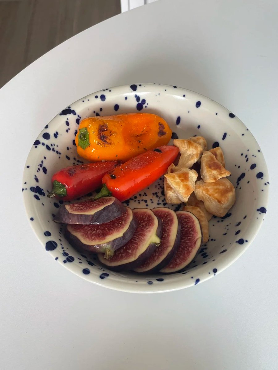 rlaned0's tweet photo. Breakfast for one:
Pan-fried chicken breast (the curry powder and Sichuan peppercorns are also very fragrant)
Pan-fried mini bell peppers
Turkish figs

Another hastily prepared breakfast complete ✅ https://t.co/elliMg38gI