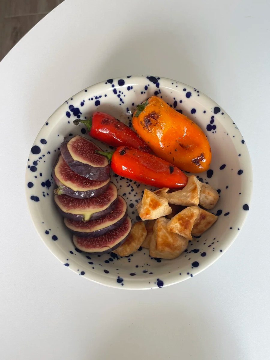 rlaned0's tweet photo. Breakfast for one:
Pan-fried chicken breast (the curry powder and Sichuan peppercorns are also very fragrant)
Pan-fried mini bell peppers
Turkish figs

Another hastily prepared breakfast complete ✅ https://t.co/elliMg38gI