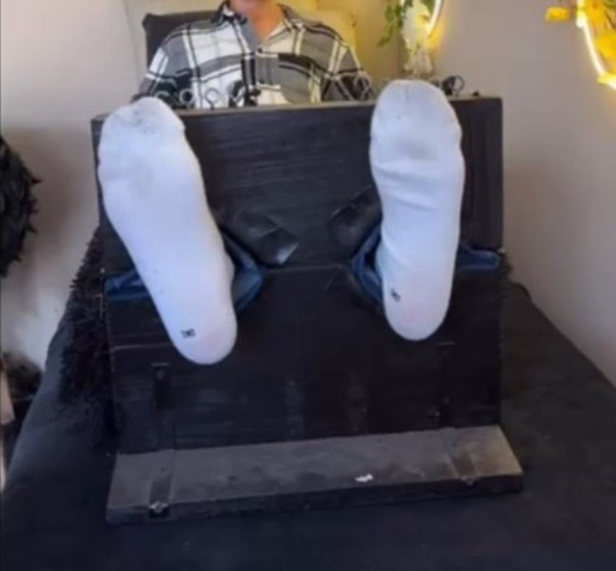 corizoft's tweet photo. White perfect socks before being tortured #sockmaster #feetfetısh #tickle #ticklingfeet #boyfeet #malefeet #feetstocks #whitesocks https://t.co/yAQEfc5NKx