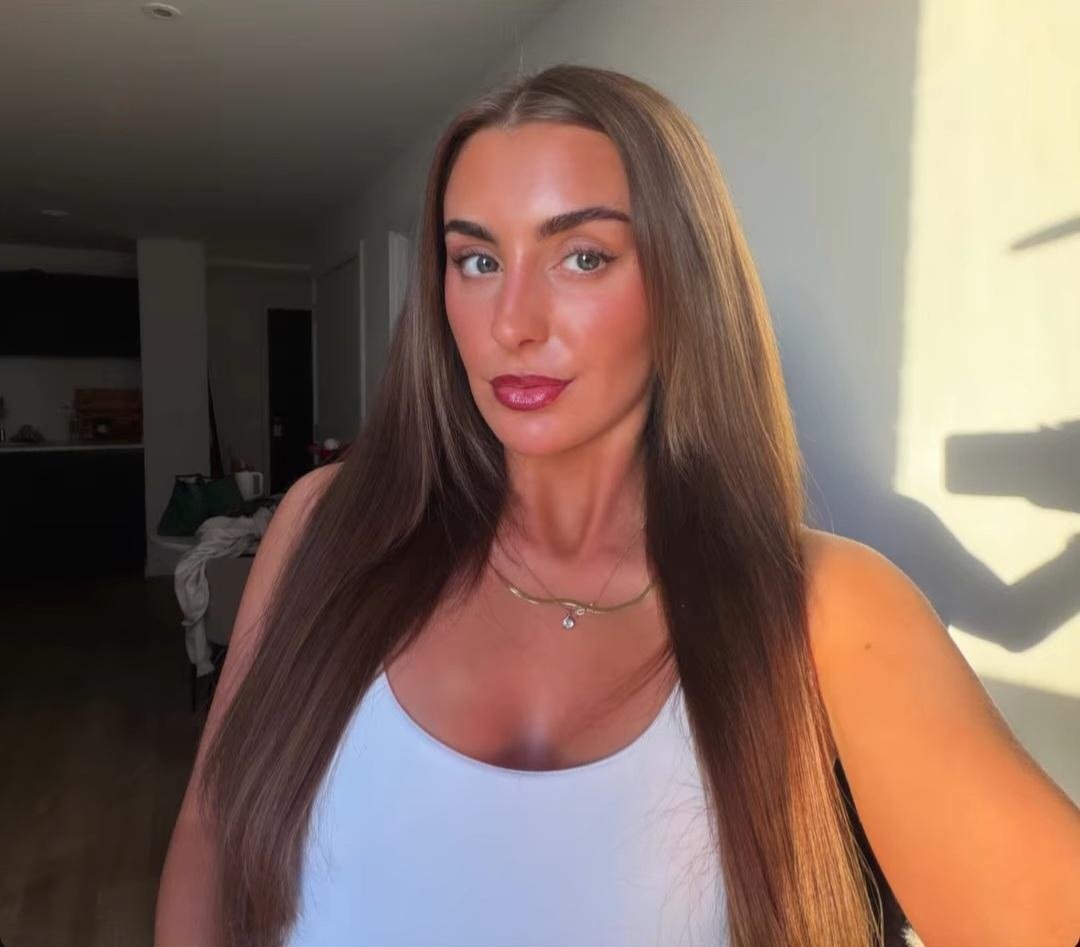GoddM120's tweet photo. she’s a 10 but she only uses you for your money https://t.co/jD8lUmG6ae