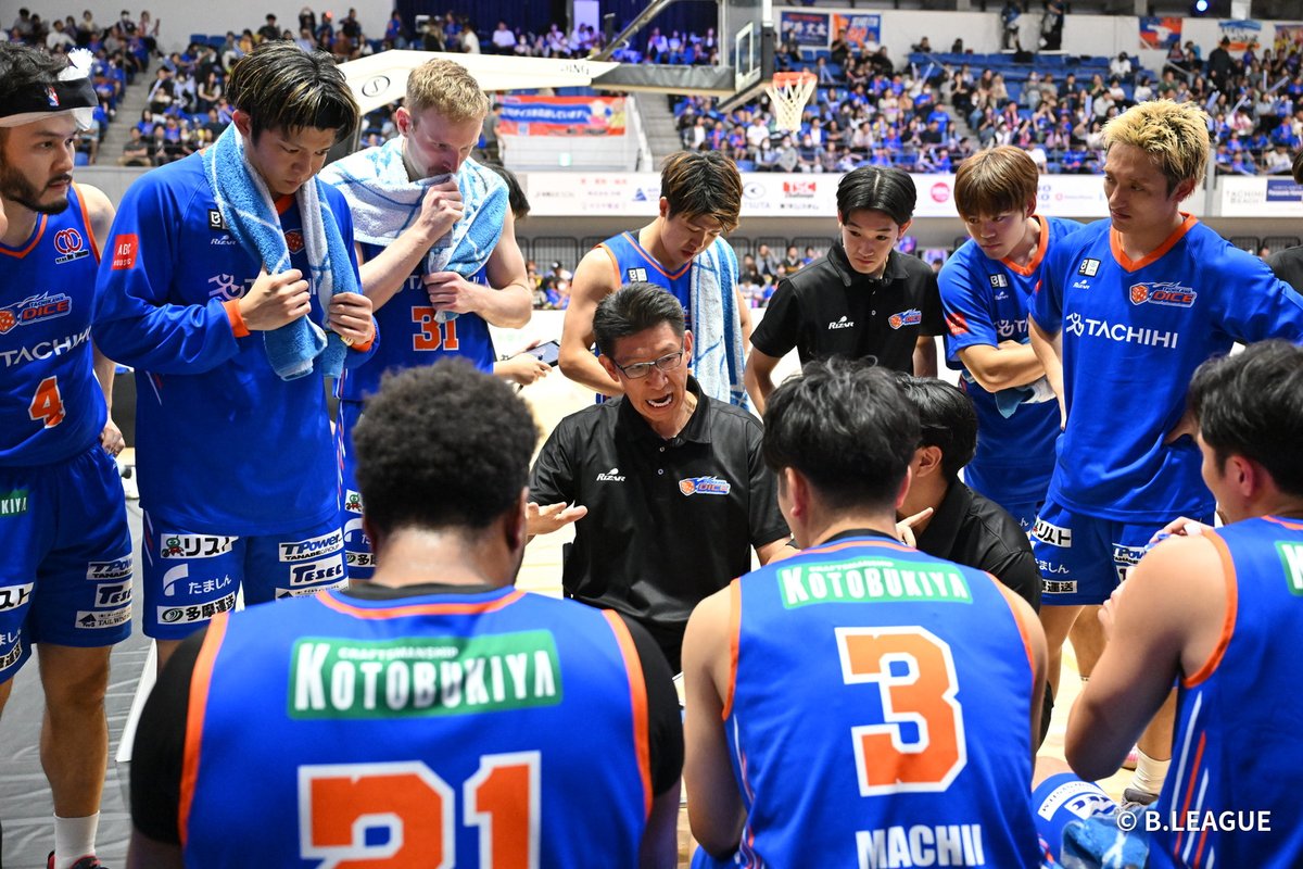 TachikawaDice's tweet photo. 立川ダイスファンの皆様へ

熊本ヴォルターズは力があり、非常に良いチームでした。
1戦目はインサイド、アウトサイドと持ち味を発揮される展開となりましたが、2戦目は我々の持ち味を発揮してリードする展開に持ち込めました。
しかし、第4Q、残り5分で、我々のミスから流れを渡してしまい、敗戦となりました。

非常に悔しい結果ではありますが、1戦目からの修正、挑戦する選手達を誇りに思います。

56試合、次は勝ち切るための力をつけ、上を目指します！
応援のほど宜しくお願い致します。

陸川章

#立川ダイス