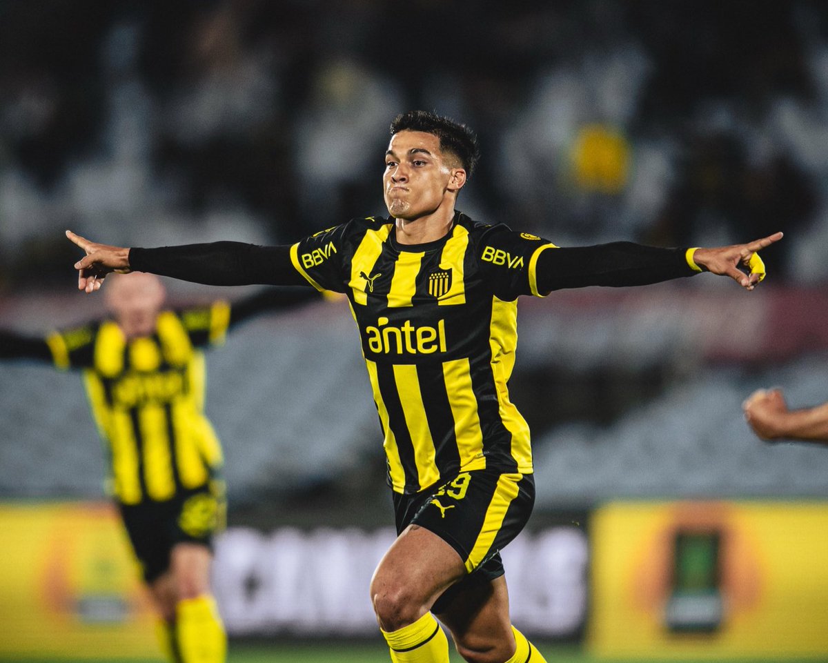 RodriVidaal's tweet photo. 14 goles y solamente 1 de penal.

El mejor 9 del futbol uruguayo. https://t.co/f5so14TOtt