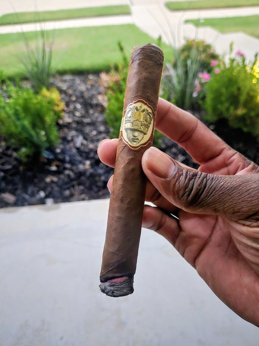 AntMan2270's tweet photo. LONG LIVE THE KING BY CALDWELL  unique in his own way but hands down to the Queen. #cigars #cigar #cigarlovers #cigarshow #cigaraficionados #cigarnation #cigarlifestyle #cigarculture https://t.co/fYPipr4eng
