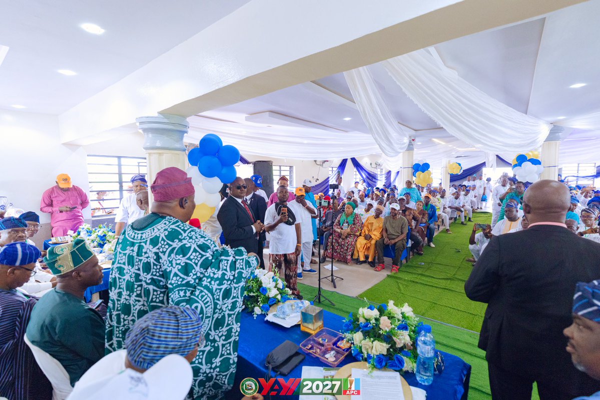 Sen_AdeolaYAYI's tweet photo. We joined community leaders, traditional and religious leaders, government officials and other stakeholders for the commissioning of the Obafemi-Owode Zonal Community Development Committee (OOZCDC) Legacy Project — the Zonal CDC Secretariat/Multi-Purpose Hall.

We congratulate the CDC leadership and the entire people of Obafemi-Owode on this remarkable achievement. As part of our immediate support, we announced the release of 50 solar lights for the facility.

Obafemi-Owode is critical to our agenda for urban regeneration, border town development, industrialisation and IGR consolidation. We will work towards fixing the Mowe-Ofada Road, addressing other critical infrastructure needs and transforming the local government into a modern urban and economic centre that fully harnesses its proximity to Lagos.

We also assured the CDC leadership that we would look into their requests for road interventions and an electricity transformer, while partnering with the CDCs and CDAs in our grassroots engagements.

As we embark on stakeholders’ engagements across the 20 local government areas, we will listen directly to our people, understand their priorities and develop practical solutions together. No local government will be developed at the expense of another.

Our nine-pillar ITESIWAJU Agenda is deliberately built around one central objective: Progress, Progress and Progress.

Together, we will build a new Obafemi-Owode and a more prosperous Ogun State.