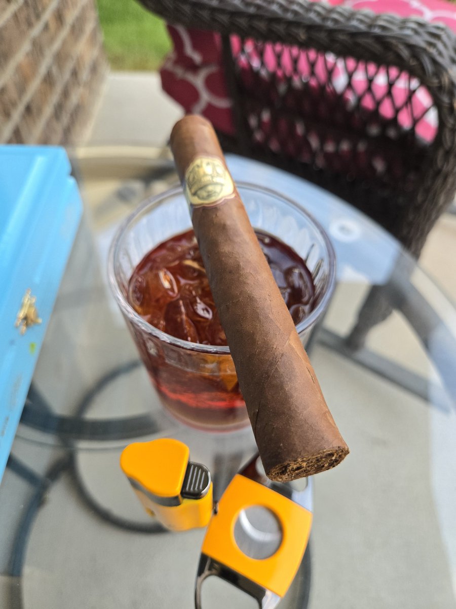 AntMan2270's tweet photo. LONG LIVE THE KING BY CALDWELL  unique in his own way but hands down to the Queen. #cigars #cigar #cigarlovers #cigarshow #cigaraficionados #cigarnation #cigarlifestyle #cigarculture https://t.co/fYPipr4eng