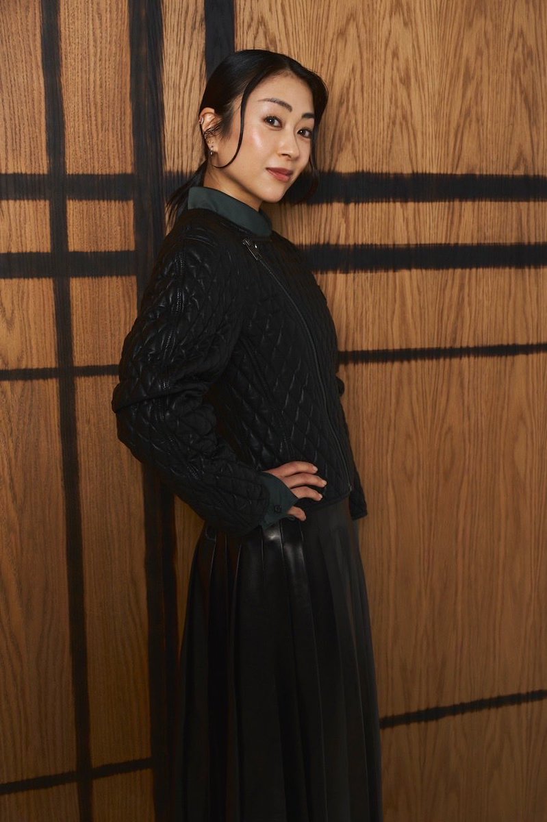utadahikaru's tweet photo. Thank you @Burberry , the SS27 show was like a ray of sunshine! Delicious and dreamy.
二度目のバーバリーのショーは、夜がテーマだった前回と真逆で若い実がなった枝から差す木漏れ日に包まれてるみたいな、でも時々夢の中みたいな色の組み合わせにハッとさせられたり。ご馳走様でした😋 https://t.co/n21N2YaYpj