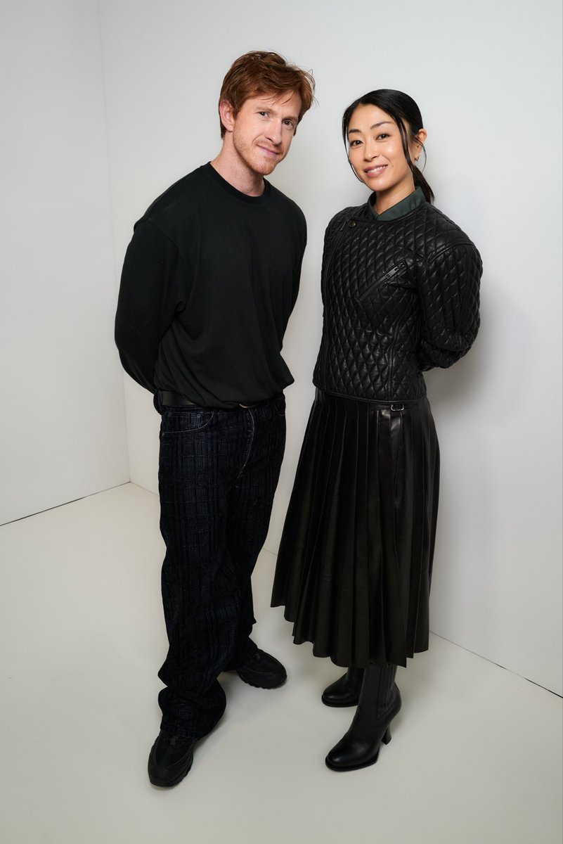 utadahikaru's tweet photo. Thank you @Burberry , the SS27 show was like a ray of sunshine! Delicious and dreamy.
二度目のバーバリーのショーは、夜がテーマだった前回と真逆で若い実がなった枝から差す木漏れ日に包まれてるみたいな、でも時々夢の中みたいな色の組み合わせにハッとさせられたり。ご馳走様でした😋 https://t.co/n21N2YaYpj
