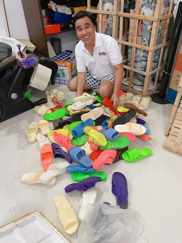 caucasaigon0303's tweet photo. Quyền Linh bán thuốc chống đột quỵ mà sợ người nhà bị đột quỵ hả anh em? Đột quỵ thiệt thì tống mấy viên đó v�� họng là ok ngay mà https://t.co/Qt4CX3PDyT