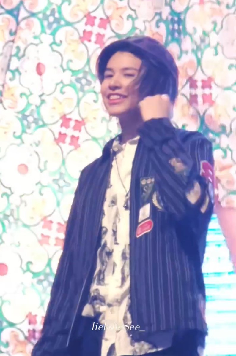 anchanspace's tweet photo. Biglou smiles a lot today!😆🫳🏼🫶🏻

➖
261004 𝐂𝐨𝐥𝐨𝐠𝐧𝐞 🇩🇪
#LOUIS "Never Let Go"

#루이 #ルイ #LNGSHOT #롱샷 #ロンシャ
#SerenadesAndBodyRolls https://t.co/Zz315oV41l