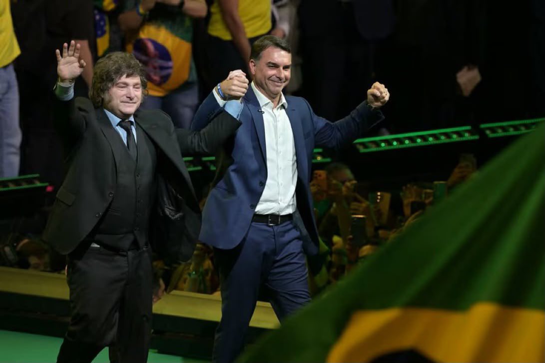 KarenReichardt1's tweet photo. 🇧🇷 | Felicidades a Flávio Bolsonaro por esta gran elección!!! VLLC

Millones de brasileños eligieron un cambio de rumbo, con más libertad, desarrollo y futuro para su país.

América Latina necesita gobiernos que defiendan el trabajo, la seguridad y las oportunidades. https://t.co/7ngdmLGf1H