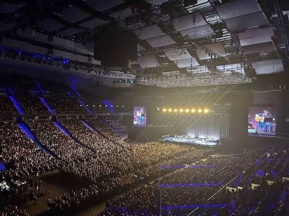 LuisMorlote's tweet photo. Toda #Cuba 🇨🇺 canta en la voz de Silvio.

Totalmente abarrotado este #4DeOctubre el gran coliseo español Movistar Arena de Madrid, para escuchar a nuestro querido Silvio Rodríguez interpretar temas emblemáticos que integran la banda sonora de la Revolución.

#CubaEsCultura https://t.co/cSHrXXnMbr