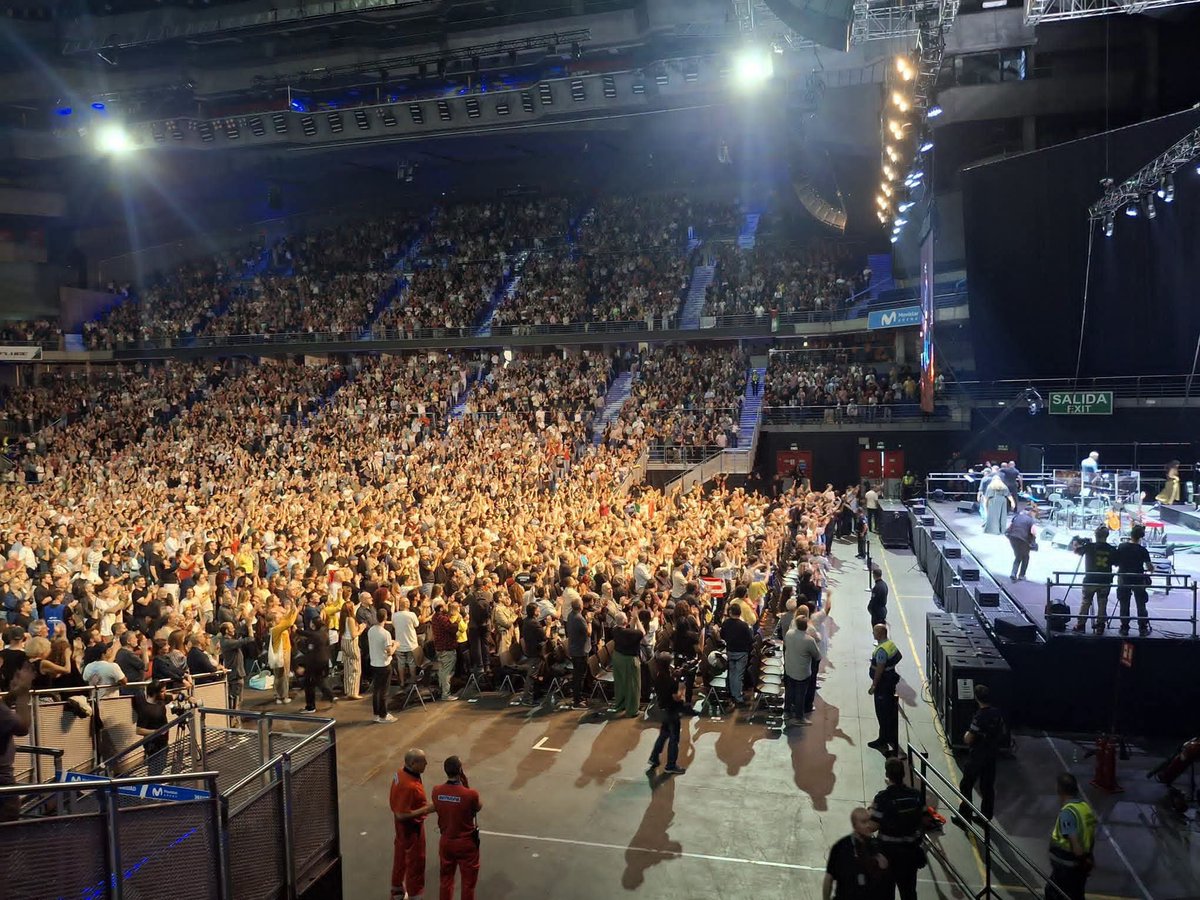 LuisMorlote's tweet photo. Toda #Cuba 🇨🇺 canta en la voz de Silvio.

Totalmente abarrotado este #4DeOctubre el gran coliseo español Movistar Arena de Madrid, para escuchar a nuestro querido Silvio Rodríguez interpretar temas emblemáticos que integran la banda sonora de la Revolución.

#CubaEsCultura https://t.co/cSHrXXnMbr