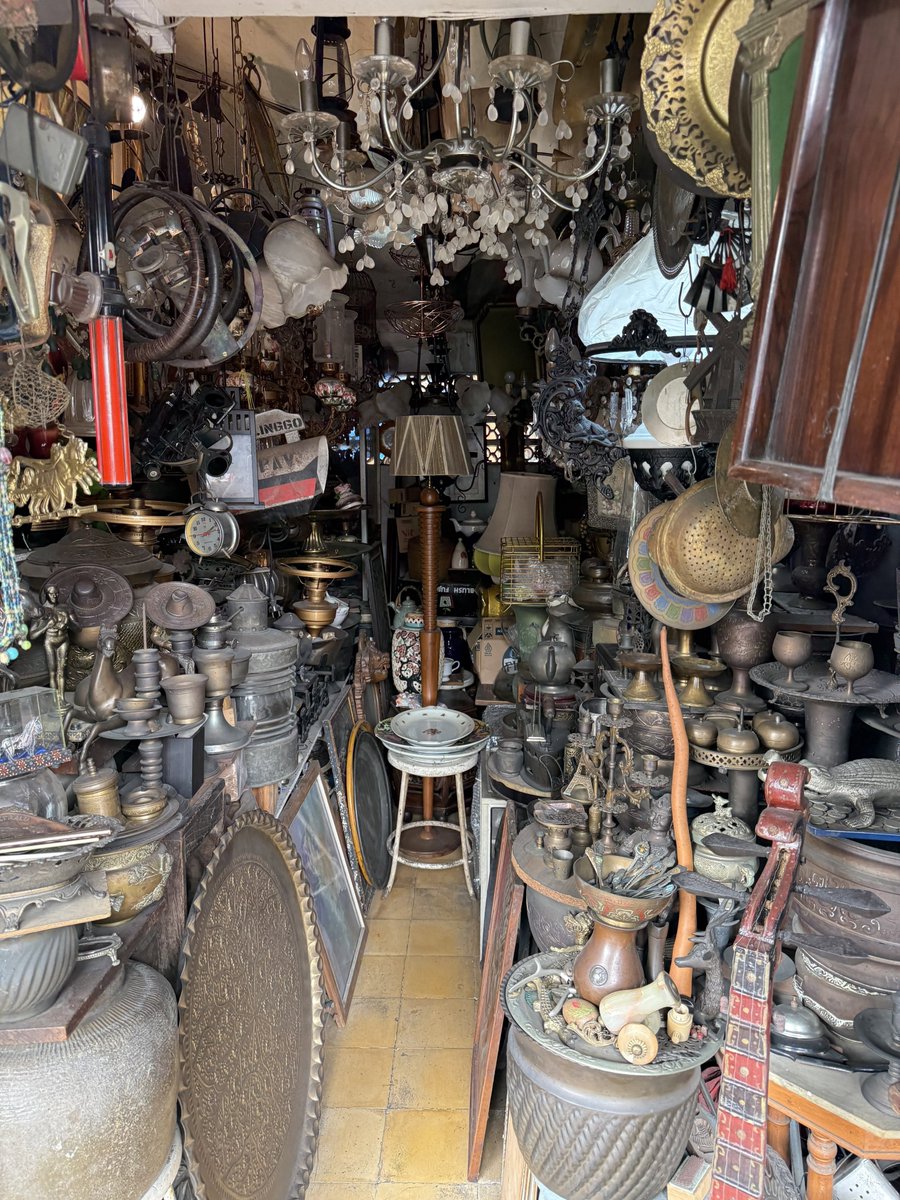 Smash1014314's tweet photo. Gue lagi mau pindahan ke rumah baru, jadi nyari interior vintage ke Jl. Surabaya, Menteng.

Tapi pas tahu harganya langsung shock. 😭

Masa tempat tisu plastik dihargain Rp600 ribu, padahal pas gue cek online ternyata cuma sekitar Rp60 ribu. 😭

Setiap nanya harga barang lain, jawabannya juga kayak template: “Sejuta, dua juta, tiga juta.”

Akhirnya auto ganti konsep rumah jadi modern aja. 😭