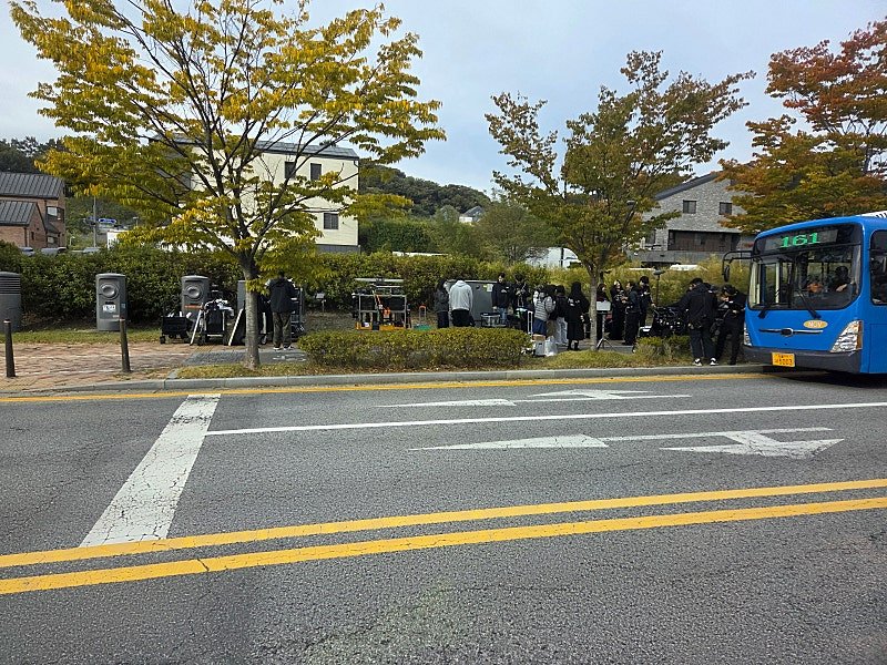 ewsbdiv's tweet photo. several op(s) spotted #KimSejeong filming #HighSchoolQueen and you can see bae hyunsung too!! our dajin/chungha and siwoo are finally here!!!

LOOK AT DAJIN’S STYLE 😭😭 she’s wearing a long skirt, braids, and a binyeo in her hair!!! she looks sooooo joseon queen coded! 😭👑 https://t.co/2w9rI1L1m1