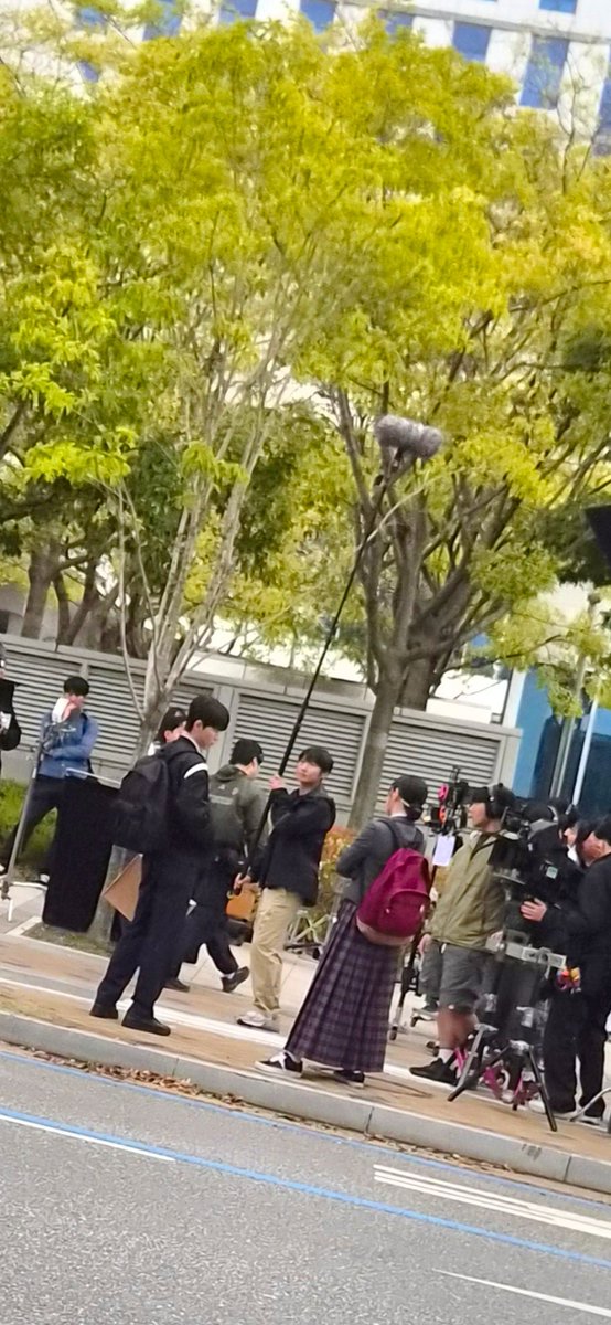 ewsbdiv's tweet photo. several op(s) spotted #KimSejeong filming #HighSchoolQueen and you can see bae hyunsung too!! our dajin/chungha and siwoo are finally here!!!

LOOK AT DAJIN’S STYLE 😭😭 she’s wearing a long skirt, braids, and a binyeo in her hair!!! she looks sooooo joseon queen coded! 😭👑 https://t.co/2w9rI1L1m1