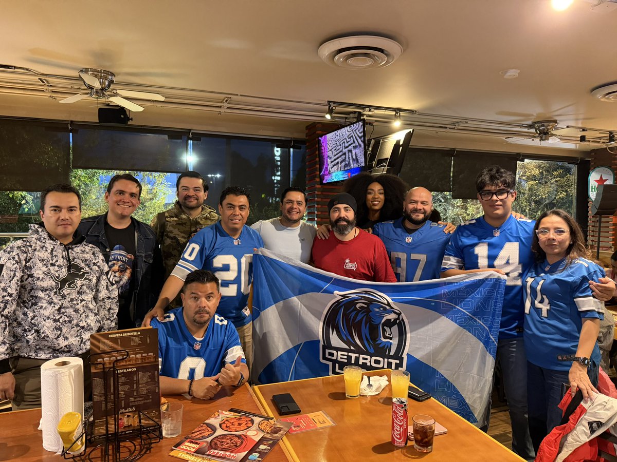 DetroitLionsMex's tweet photo. Apoyando a los @Lions desde Ciudad de México por @ESPNmx 
#nflxespn #detroitlions #detroitlionsmexico https://t.co/YsZJKJBIA4