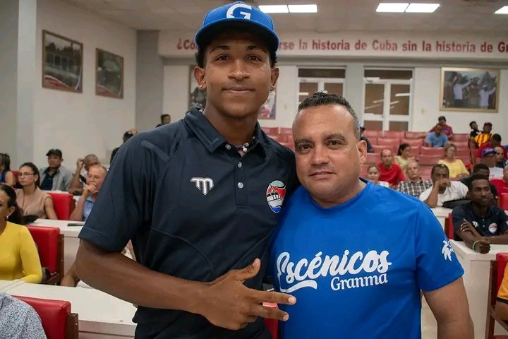 YanetsyTerry's tweet photo. En #ProvinciaGranma intercambio de Los Alazanes con sus padrinos. Comienza La Pelota. Alazanes a la carga! @PartidoPCC @AsambleaCuba @PresidenciaCuba @GobiernoCuba @GobiernoGranma @BarceloOrt92635 @InesMChapman @EduardoLopezL65 https://t.co/xADzVxjDzI