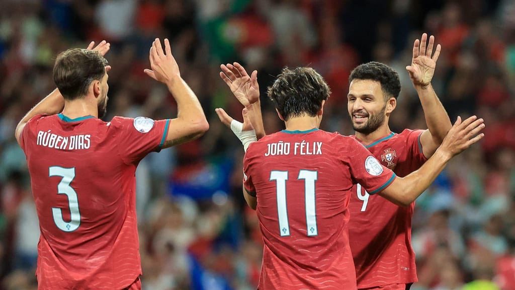 MiguelMartinho7's tweet photo. 4 vitórias em 4 jogos ao comando de Jorge Jesus. Apurados para os quartos de final da Liga das Nações.
Cristiano Ronaldo será sempre eterno, mas com esta geração de jogadores, podem ter grandes coisas nesta Seleção.
A Seleção está acima de tudo! 🇵🇹⚽️
#NationsLeague #PORNOR https://t.co/5NkQchCmsT