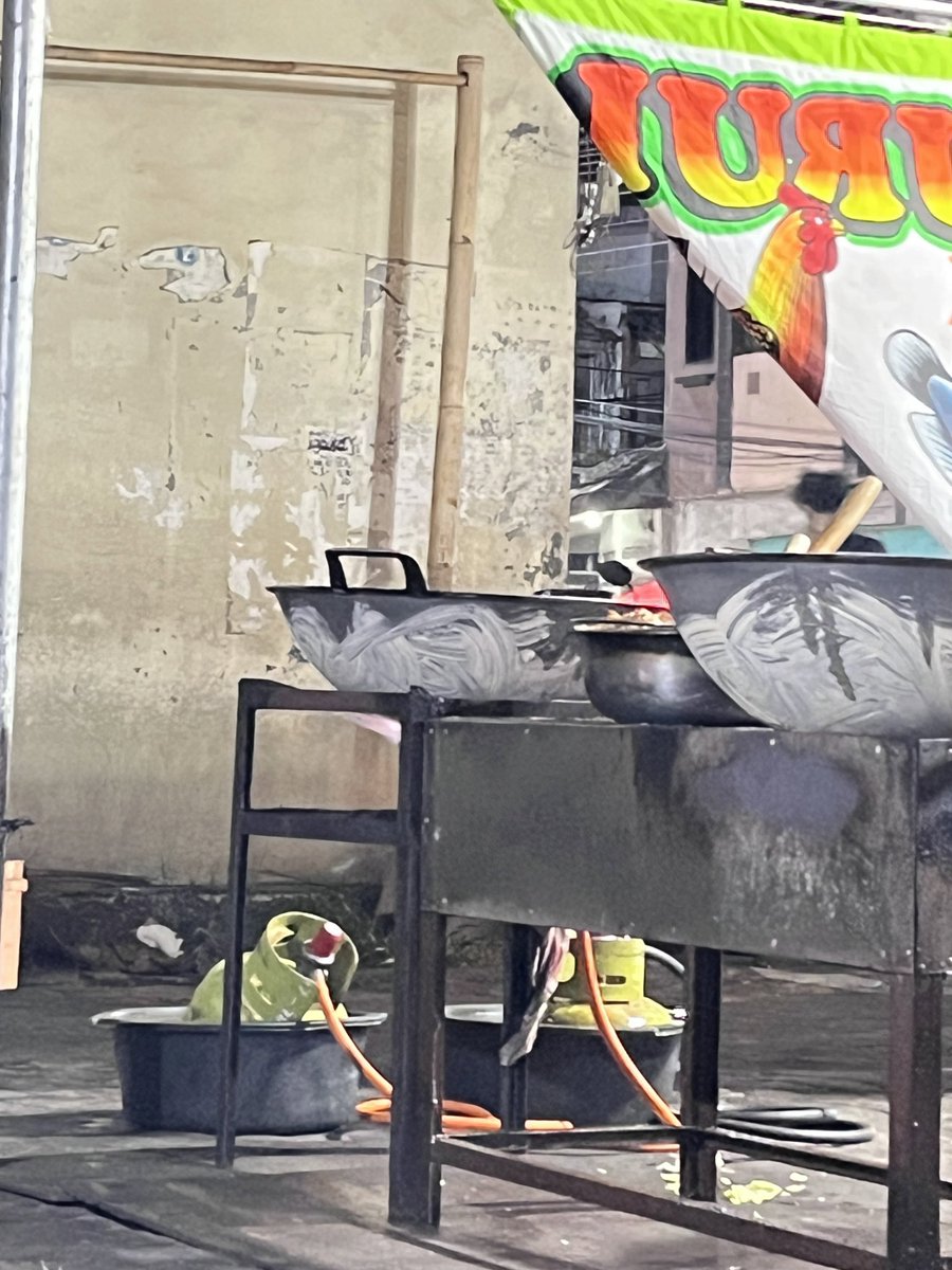keluhkesahkonoh's tweet photo. Gas kalau disimpan kayak gini tuh sebenarnya buat apa ya? 😭

Kok banyak penjual pecel lele yang nyimpen tabung gasnya dengan posisi kayak begini.

Ada yang tahu alasannya? https://t.co/0pCOZCFxvk