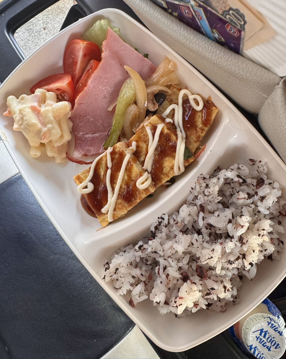 carossa0514's tweet photo. 今朝の車ご飯🚗🍚🥢

マカロニサラダ酸っぱかったってー😨

賞味期限切れてたのよね。。。

娘のお弁当にも入れてる😱

明日からテストだけどやばいかな

娘にLINEしとかないと https://t.co/PSFAP39BIR