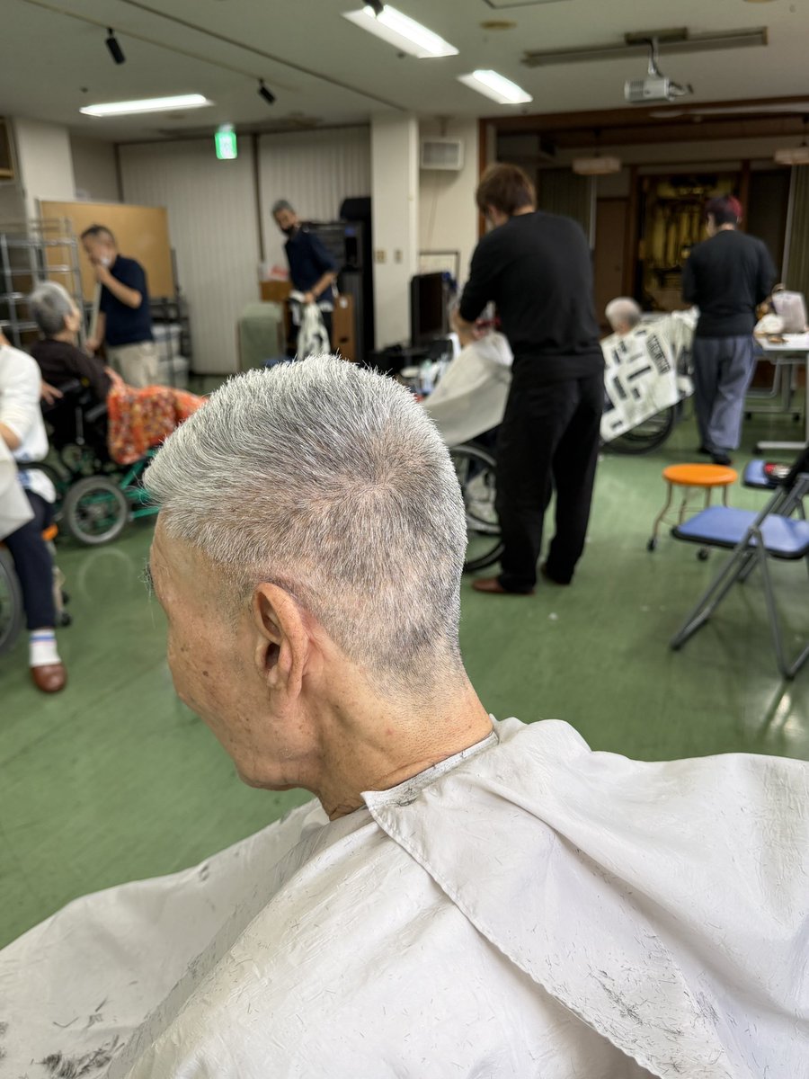 hs_amasaki's tweet photo. 今日は近隣の特別養護老人ホームまでヘアカットに伺っています。
入所者さんの笑顔が素敵です。
⁡
10月5日(月)と6日(火)は定休日です。
⁡
#東淀川区
#ヘアサロンアマサキ
#定休日
#特別養護老人ホーム
#訪問カット https://t.co/8pQ1iVnps7