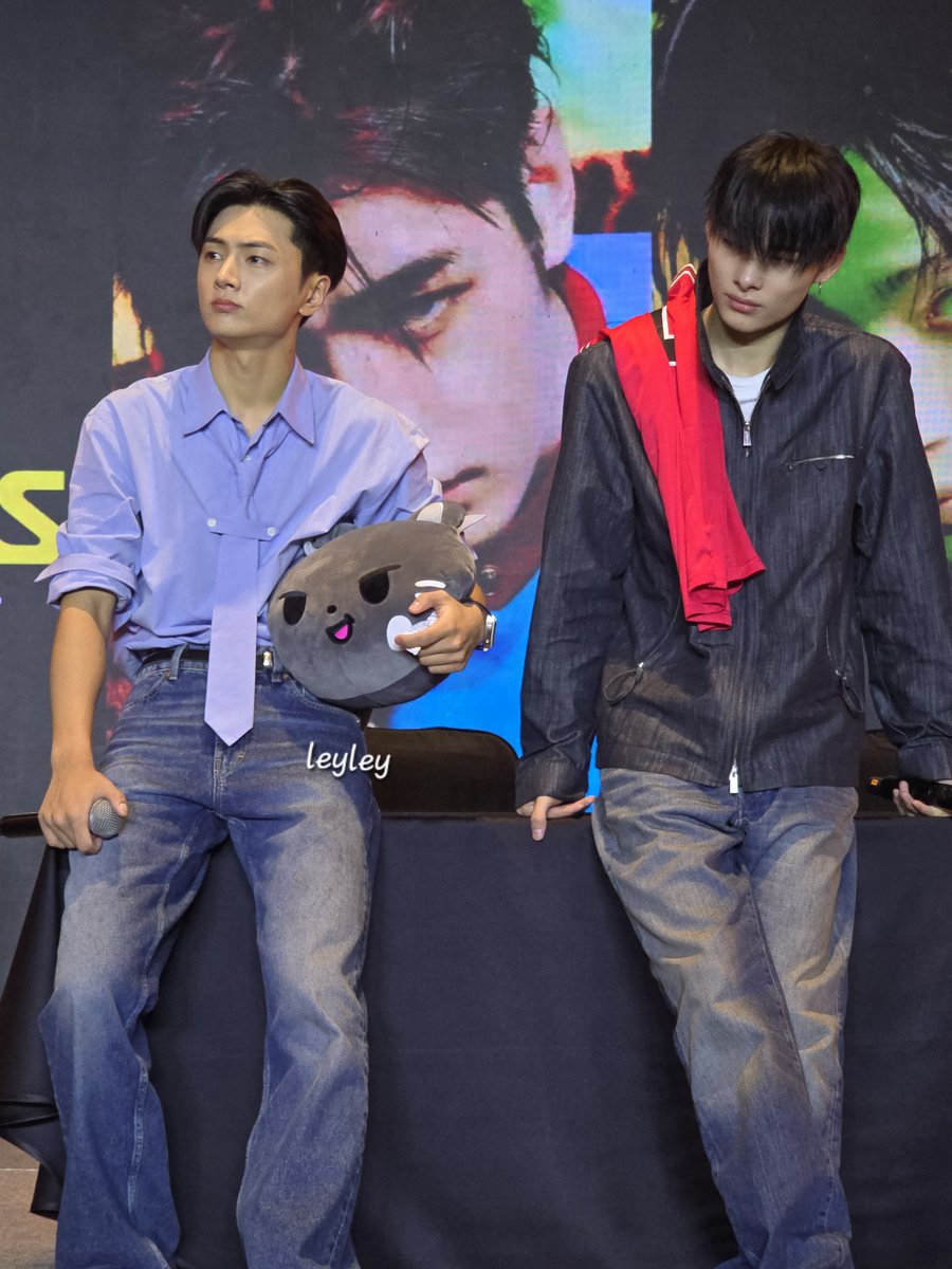 minleyley's tweet photo. Right in front of me are the eldest and the maknae of the group..

#EnhypenFansign #Enhypen_Jay #Enhypen_Ni_ki #EnhypenInManila https://t.co/3EXxP1c9qd