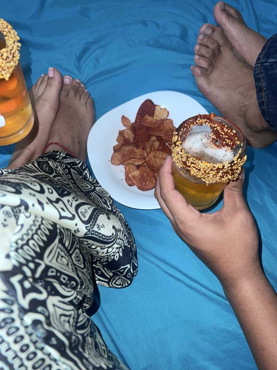lanumberonestar's tweet photo. Donde están los esclavos de mi novia!!!! Yo ni si quiera debería preparar las bebidas... PARA ESO ESTÁN USTEDES!
#PAREJA #goals  #slave https://t.co/Ybr1fafh0u