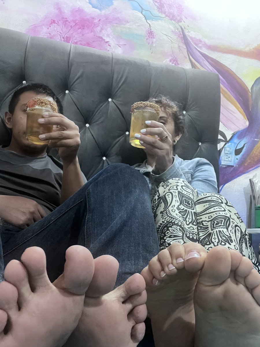 lanumberonestar's tweet photo. Donde están los esclavos de mi novia!!!! Yo ni si quiera debería preparar las bebidas... PARA ESO ESTÁN USTEDES!
#PAREJA #goals  #slave https://t.co/Ybr1fafh0u