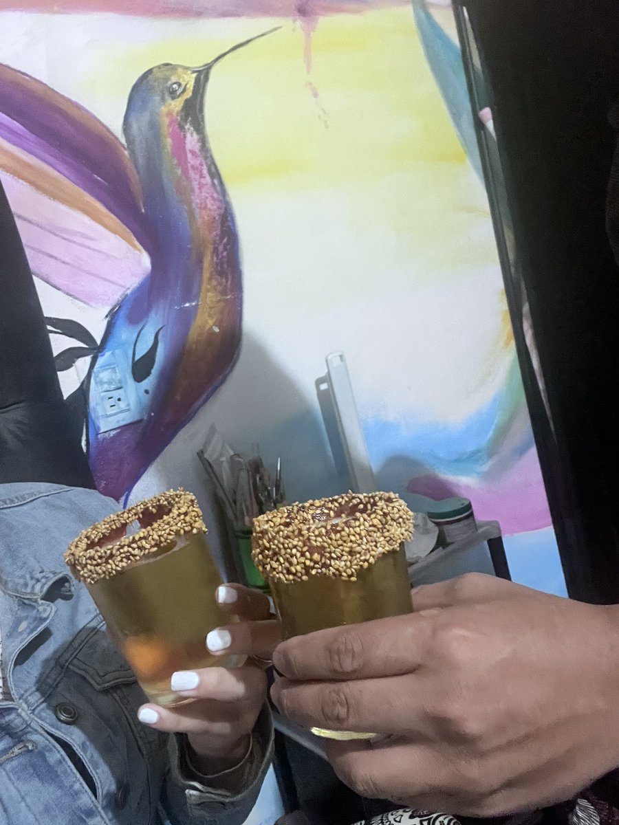 lanumberonestar's tweet photo. Donde están los esclavos de mi novia!!!! Yo ni si quiera debería preparar las bebidas... PARA ESO ESTÁN USTEDES!
#PAREJA #goals  #slave https://t.co/Ybr1fafh0u