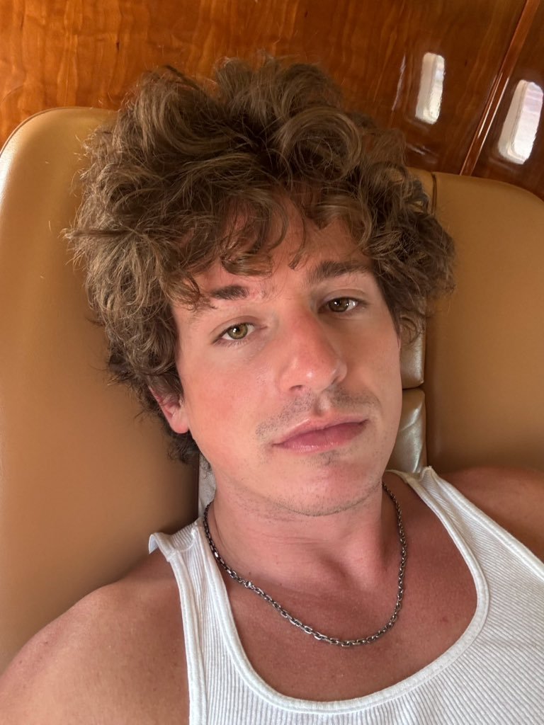 Kpop_Herald's tweet photo. .@charlieputh says he’s been listening to @ENHYPEN, @cortis_bighit and @JYPETWICE lately, sharing his love for K-pop. 🎧✨

As a producer, he also listens to instrumental versions on repeat to break down how songs are put together.

#CharliePuth #ENHYPEN #CORTIS #TWICE https://t.co/vg4iAB9Q6W