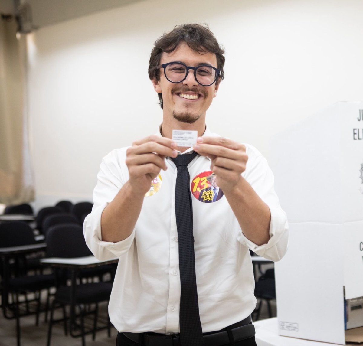 nacaomarvell's tweet photo. Em um momento obscuro e terrível do pais, vemos luzes ganharem força e brilharem mais.

Nossos parabéns à @aanaelisast, deputada federal mais jovem de MG, com 21 aninhos.

@DudaSalabert reeleita merecidamente.

@rickazzevedo eleito deputado federal lá no RJ, trazendo um fio de esperança para o devastado Rio de Janeiro.

A São Paulo sem luz, conseguiu colocar duas luzes no fim do túnel. Feliz demais por @ErikakHilton e @cortezpsol estarem representando nossa comunidade LGBTQIA+.

Orgulho demais de todos vocês e outros ótimos nomes pelo país.