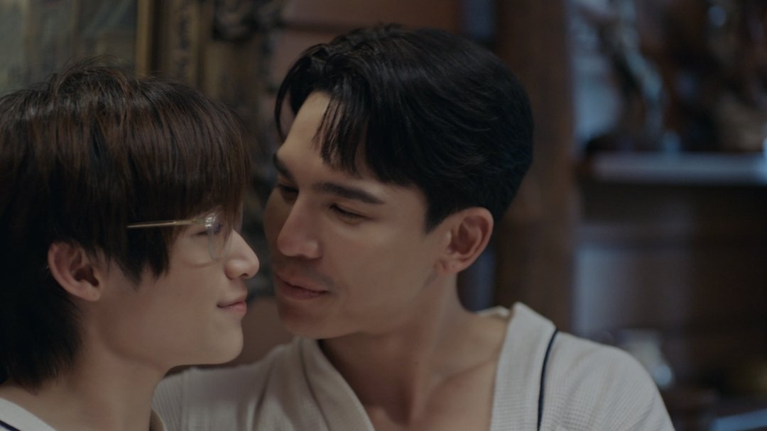 MaxNatForeverBr's tweet photo. O EP 11 entregou tudo!  Ver Sam e Jam chegando ao casamento depois de toda a trajetória deles foi emocionante, mas as cenas mais quentes também merecem destaque.

Max e Nat se entregam tanto aos personagens que a química entre eles simplesmente transborda na tela. Cada olhar, toque e aproximação transmite intimidade e conexão de um jeito tão natural que é impossível não acreditar em Sam e Jam. E o melhor: a história ainda não acabou! 

YOUR THIRD SERIES EP11

#ที่สามของเธอEP11