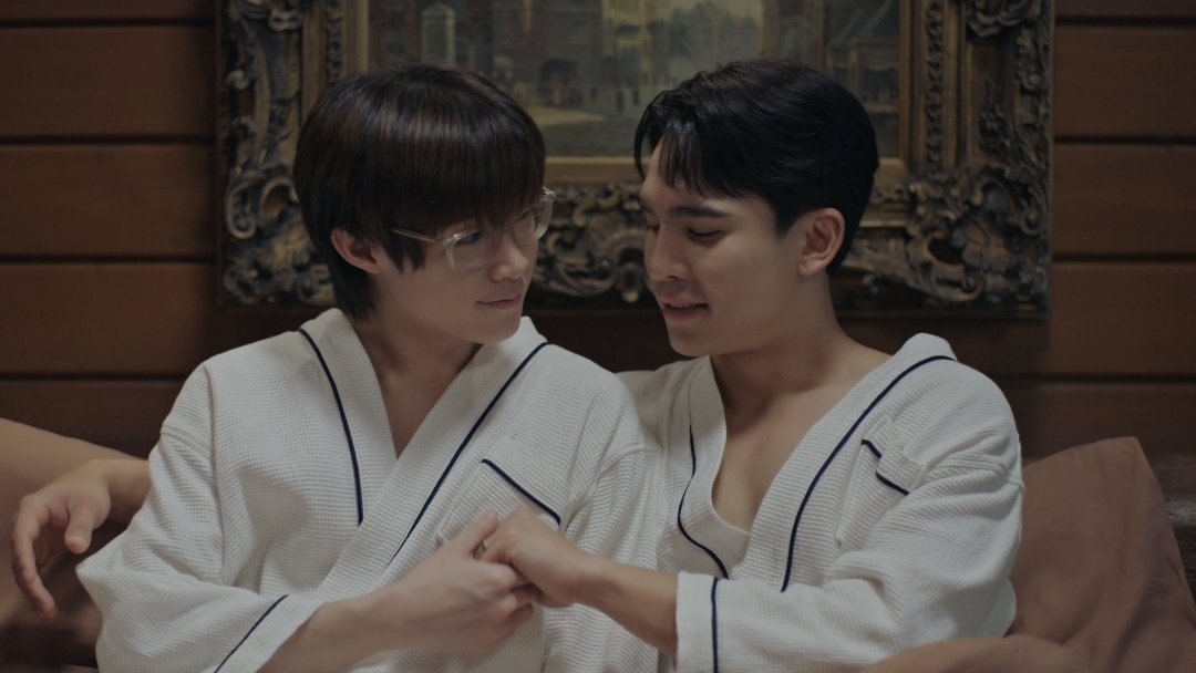 MaxNatForeverBr's tweet photo. O EP 11 entregou tudo!  Ver Sam e Jam chegando ao casamento depois de toda a trajetória deles foi emocionante, mas as cenas mais quentes também merecem destaque.

Max e Nat se entregam tanto aos personagens que a química entre eles simplesmente transborda na tela. Cada olhar, toque e aproximação transmite intimidade e conexão de um jeito tão natural que é impossível não acreditar em Sam e Jam. E o melhor: a história ainda não acabou! 

YOUR THIRD SERIES EP11

#ที่สามของเธอEP11