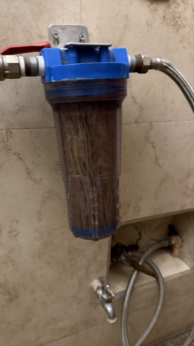 Pacorrrock's tweet photo. @siapagdl En lugar de su dichoso descuento mejor paguen estos sistemas de filtros y los repuestos que se tienen que cambiar de a dos por semana, su descuento por seguir recibiendo agua puerca que? https://t.co/xgkAktLuNT
