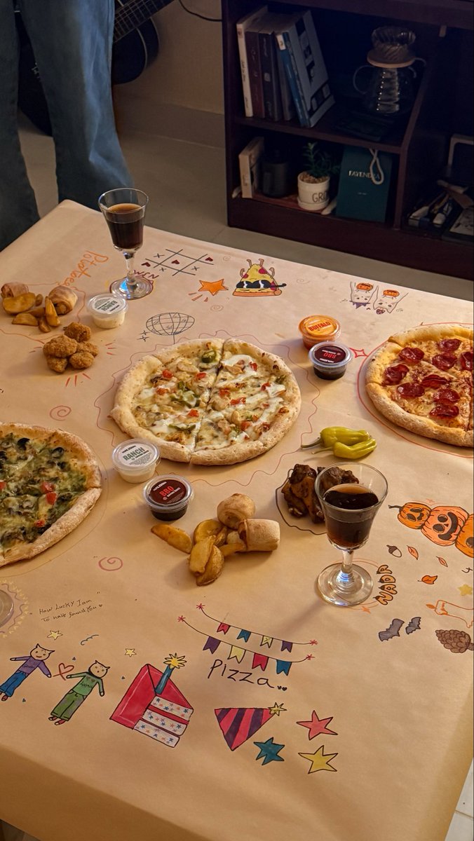 las70aaa's tweet photo. 🍕🥂 https://t.co/cY7Ff8BOri