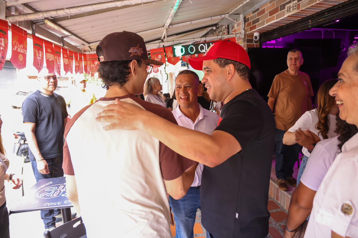 TrujilloItagui's tweet photo. Hoy estuvimos conversando, compartiendo y escuchando a nuestra gente en Itagüí. Estos encuentros nos permiten conocer sus historias, sus ideas y lo que esperan para nuestra ciudad. https://t.co/MR8Ajvf0Vx