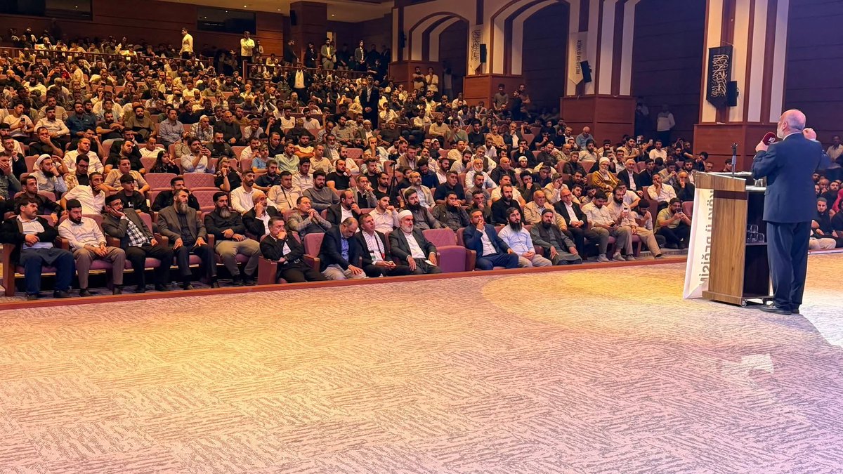 KokluDegisim's tweet photo. Mahmut Kar:

Bugün 7 Ekim Aksa Tufanı’nı anıyoruz. Aynı zamanda 2 Ekim, Selahaddin Eyyûbî’nin mübarek Kudüs’ü Haçlı işgalinden kurtardığı tarihtir. Bugün Gazze işgal altındayken Bağdat, Diyarbakır ve İstanbul da işgalin etkileri altındadır. Bu işgal ve zulüm devam ederken bizler duramayız, oturamayız, susamayız.

Müslümanların başındaki yöneticilere ve ordu komutanlarına hakikati hatırlatmak zorundayız. Oradaki mazlumların bunca haykırışına ve yardım çağrısına rağmen İslâm beldelerinin yöneticileri bu feryatları görmezden geldiler.

Birleşmiş Milletler kürsüsünde Netanyahu, İslâm beldelerinin yöneticilerine yönelik açık tehditlerde bulundu. Buna karşılık kayda değer bir cevap verilmedi. Oysa Haçlı işgali döneminde Müslümanlar katledilirken ve aşağılanırken Selahaddin Eyyûbî cihad meydanında o kâfirlere hadlerini bildirmişti.

Aksa Tufanı’nın 3. Yılında Gazze" konferansı Diyarbakır #7Ekim