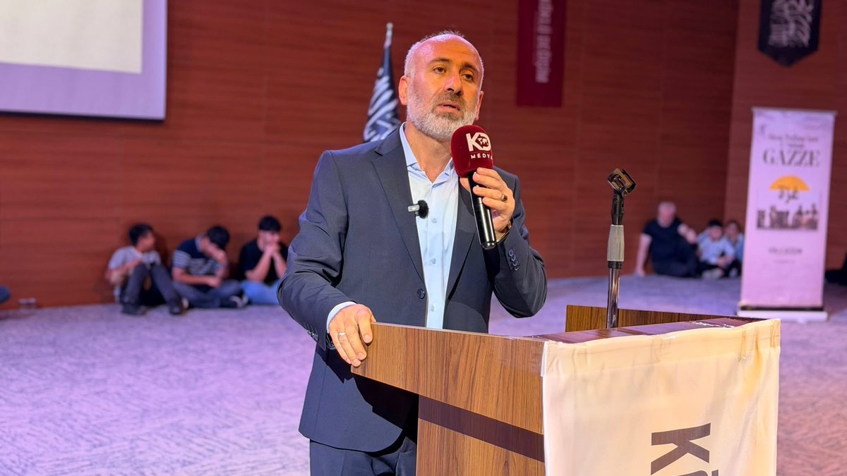 KokluDegisim's tweet photo. Mahmut Kar:

Bugün 7 Ekim Aksa Tufanı’nı anıyoruz. Aynı zamanda 2 Ekim, Selahaddin Eyyûbî’nin mübarek Kudüs’ü Haçlı işgalinden kurtardığı tarihtir. Bugün Gazze işgal altındayken Bağdat, Diyarbakır ve İstanbul da işgalin etkileri altındadır. Bu işgal ve zulüm devam ederken bizler duramayız, oturamayız, susamayız.

Müslümanların başındaki yöneticilere ve ordu komutanlarına hakikati hatırlatmak zorundayız. Oradaki mazlumların bunca haykırışına ve yardım çağrısına rağmen İslâm beldelerinin yöneticileri bu feryatları görmezden geldiler.

Birleşmiş Milletler kürsüsünde Netanyahu, İslâm beldelerinin yöneticilerine yönelik açık tehditlerde bulundu. Buna karşılık kayda değer bir cevap verilmedi. Oysa Haçlı işgali döneminde Müslümanlar katledilirken ve aşağılanırken Selahaddin Eyyûbî cihad meydanında o kâfirlere hadlerini bildirmişti.

Aksa Tufanı’nın 3. Yılında Gazze" konferansı Diyarbakır #7Ekim