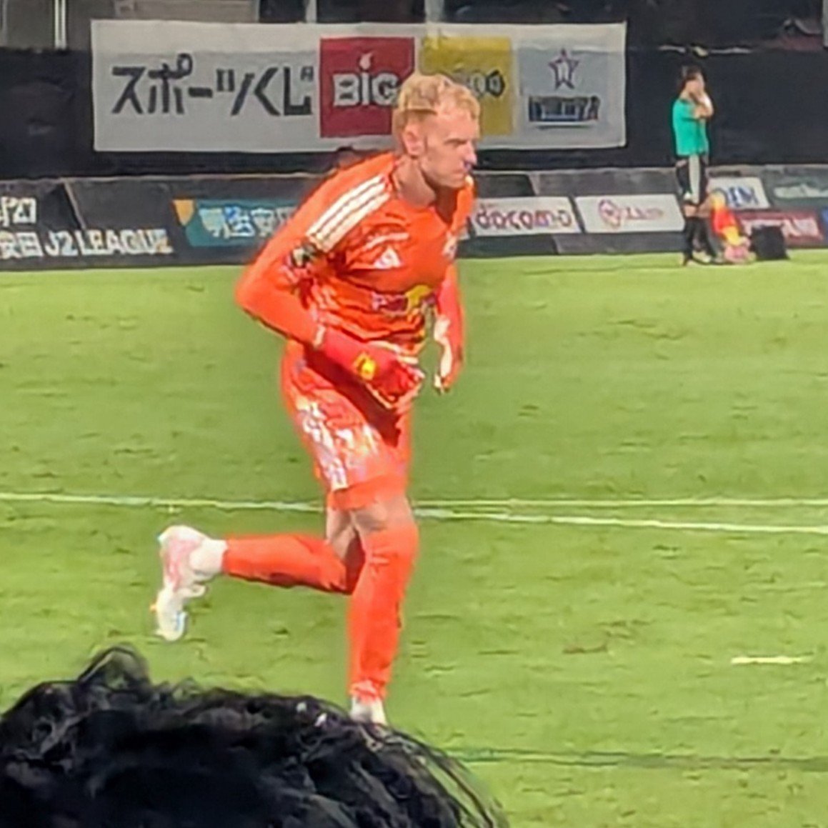 newhshshuman's tweet photo. 大宮のキーパー、プレーが止まってる時間帯に体めちゃくちゃ動かして温めてたりボールボーイにボール借りてありがとうって言ってたり今季一番印象に残るキーパーだった
名前はトム・グローバーって言うらしい！！
トッテナムやメルボルンにいたすごい選手だ！！ https://t.co/9Be0D0ldfN