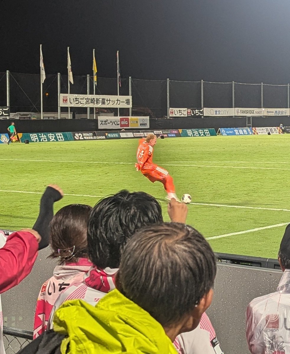 newhshshuman's tweet photo. 大宮のキーパー、プレーが止まってる時間帯に体めちゃくちゃ動かして温めてたりボールボーイにボール借りてありがとうって言ってたり今季一番印象に残るキーパーだった
名前はトム・グローバーって言うらしい！！
トッテナムやメルボルンにいたすごい選手だ！！ https://t.co/9Be0D0ldfN