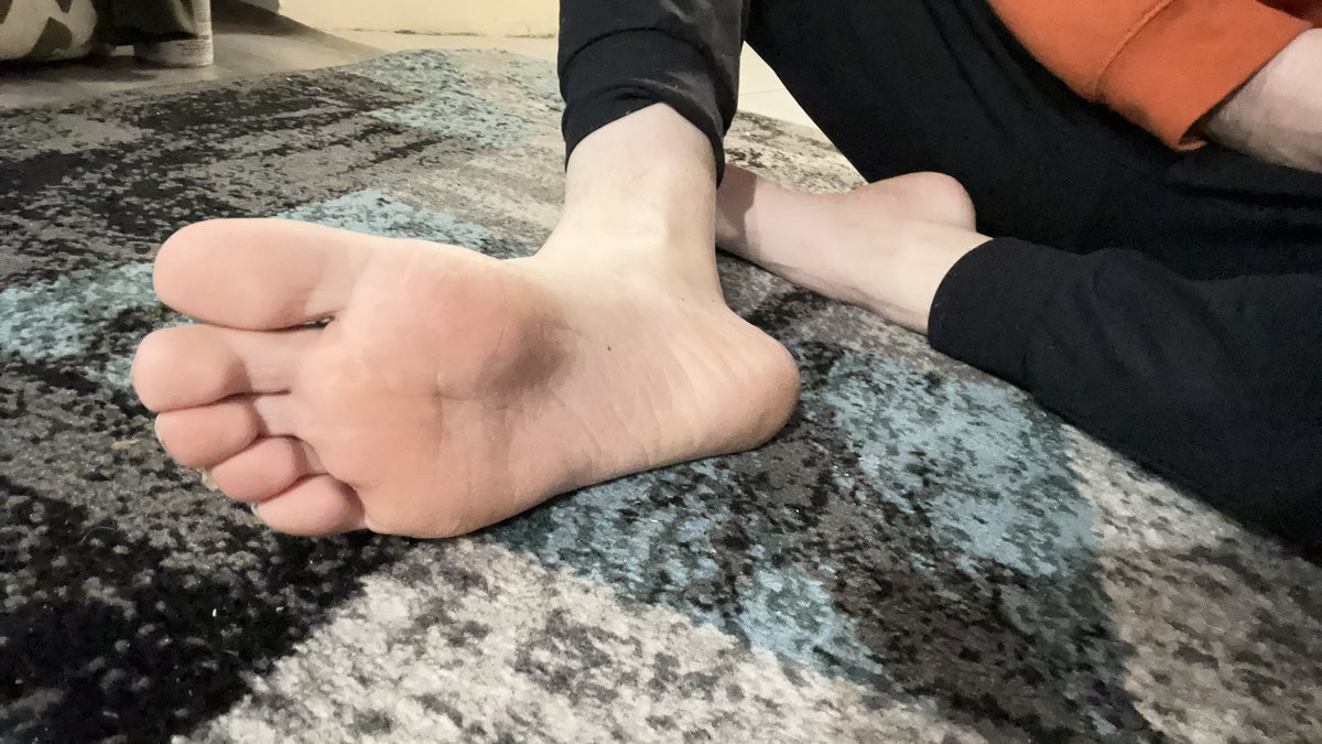 vFootCry's tweet photo. Oh look my foot :3 https://t.co/b6WdDJtC8J
