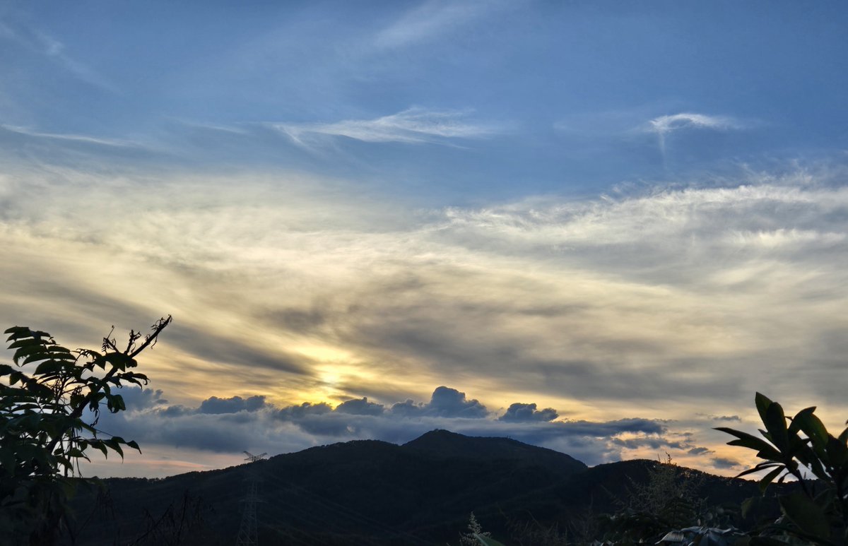 AdalynAndeshzf's tweet photo. [El atardecer gana al cruzar los picos de la sierra, con el dulce aroma de la caa que acaricia el viento. Saludo a la vida!]， https://t.co/YlNrnkGGYc