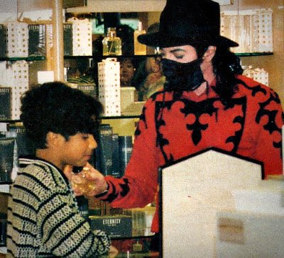 rememberthebite's tweet photo. In October 1993, Michael Jackson’s cousin, Tony Jackson sadly passed away in a car accident. Michael was unable to return home for the funeral as he was on tour in Mexico and had also recently undergone surgery for an abscessed tooth. Although he could not be there in person, Michael paid all of Tony’s funeral expenses and also stepped in to support Tony’s wife, Debra and their 7 year old son, Anthony. 🤍