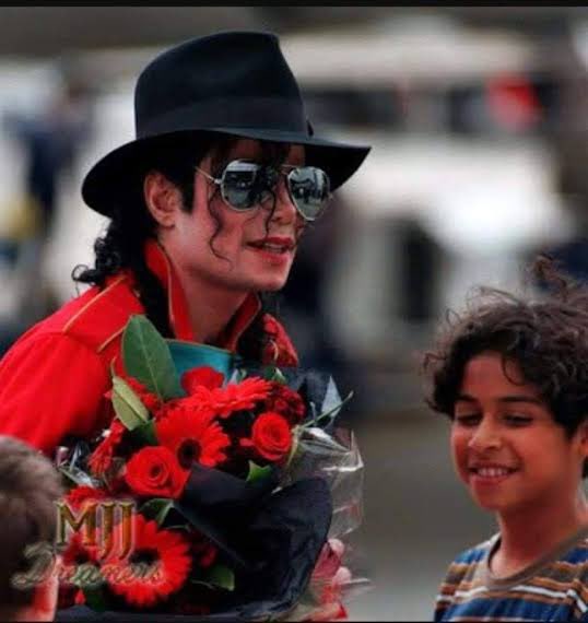 rememberthebite's tweet photo. In October 1993, Michael Jackson’s cousin, Tony Jackson sadly passed away in a car accident. Michael was unable to return home for the funeral as he was on tour in Mexico and had also recently undergone surgery for an abscessed tooth. Although he could not be there in person, Michael paid all of Tony’s funeral expenses and also stepped in to support Tony’s wife, Debra and their 7 year old son, Anthony. 🤍